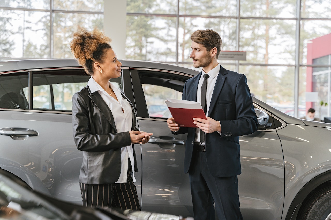 car-salesman-selling-car-to-female