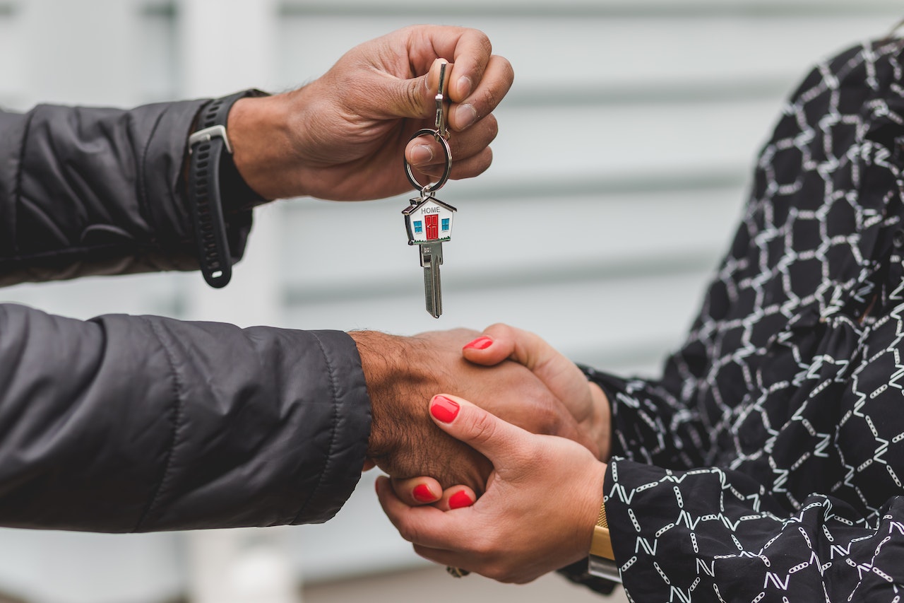 handing-keys-to-new-home-buyer